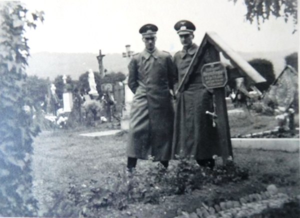 Bild 13 Günther und Gerhard am Grab ihres Bruders am 25.10.1940