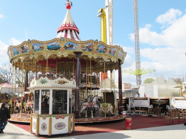 Merri-go-round - Photo Credit: volksfestundkirmes.de