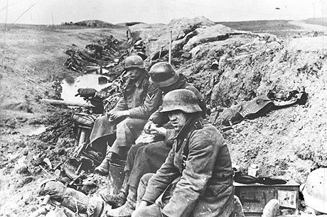 Eastern Front 1945: Worn-out and Ill-equipped German Soldiers - Photo Credit:: taringa.net