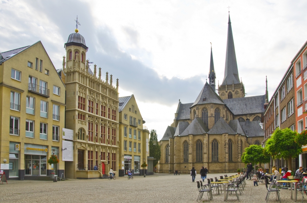 550_6_historische-rathausfassade--grosser-markt-flaggschiff-film