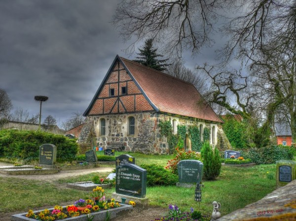 Dorfkirche mit Friedhofsansicht in Mellen - Photo Credit: Panoramio