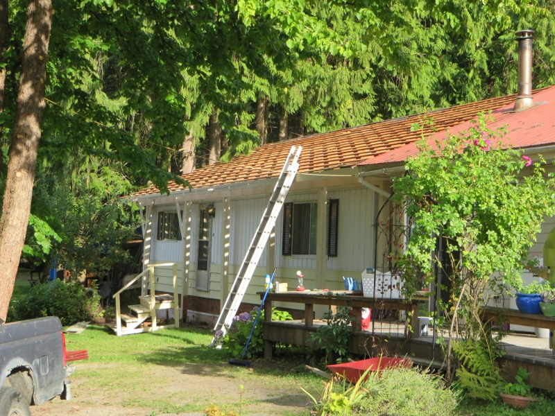 1-the-metal-roof-of-the-mobile-home-is-already-taken-down