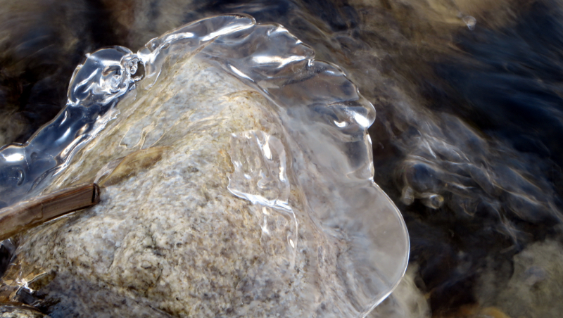 There are three human figures hidden in the ice. Can you see them?