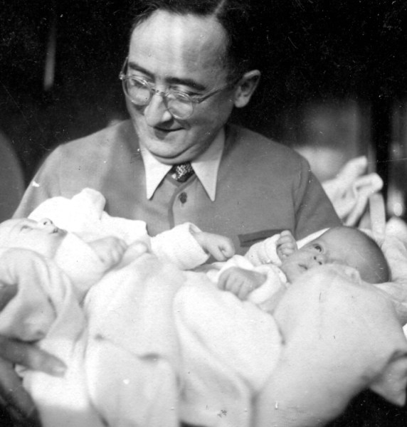 This image has an empty alt attribute; its file name is papa-and-the-twins-2.jpg